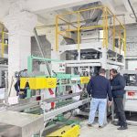 Twee eenhede van 25 kg troeteldierkos outomatiese weeg-, sak- en palletiseerlyn begin in ons kliëntfabriek loop.